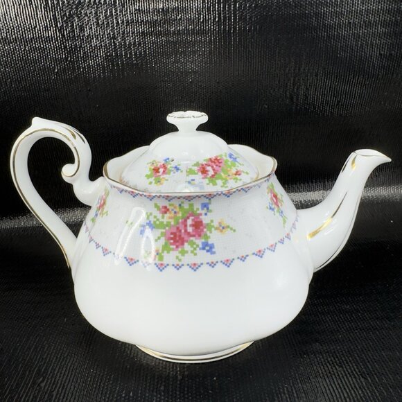 Vintage Royal Albert Petit Point Fine Porcelain Large Teapot Carafe Jug England - Picture 1 of 14